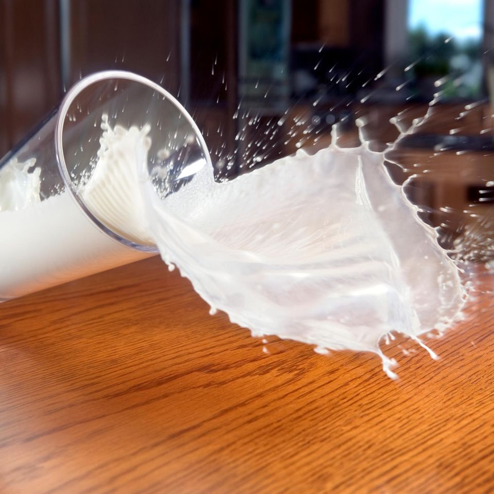 Prinzipien: Mit ihrer gewaltigen Masse zieht die Erde das  Milch an. Auf einem anderen Himmelskörper, etwa dem Mars, würde die Gravitation weniger stark wirken, denn der Rote Planet hat nur rund ein Zehntel der irdischen Masse
