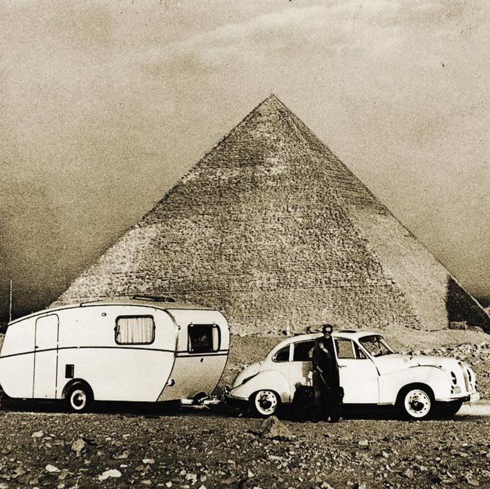 1959 tourt das Dethleffsche Gespann durch Ägypten. Familie Dethleffs unternimmt immer wieder lange Reisen mit dem eigenen Wohnwagen