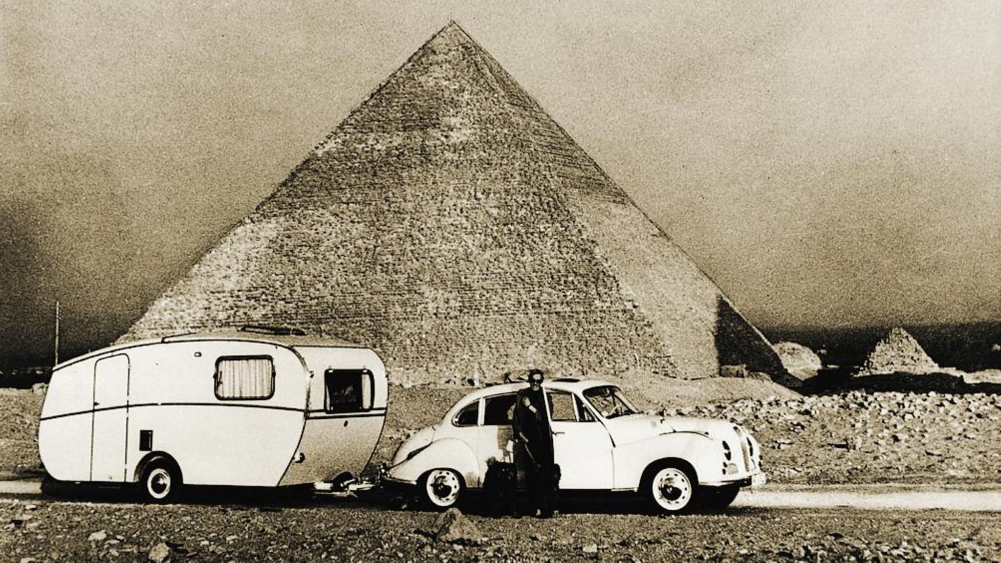 Dethleffs / historisches Bildarchiv PR max // via anita.lorenscheit@dethleffs.de 1959 tourt das Dethleffsche Gespann durch Ägypten. Familie Dethleffs unternimmt immer wieder lange Reisen mit dem eigenen Wohnwagen