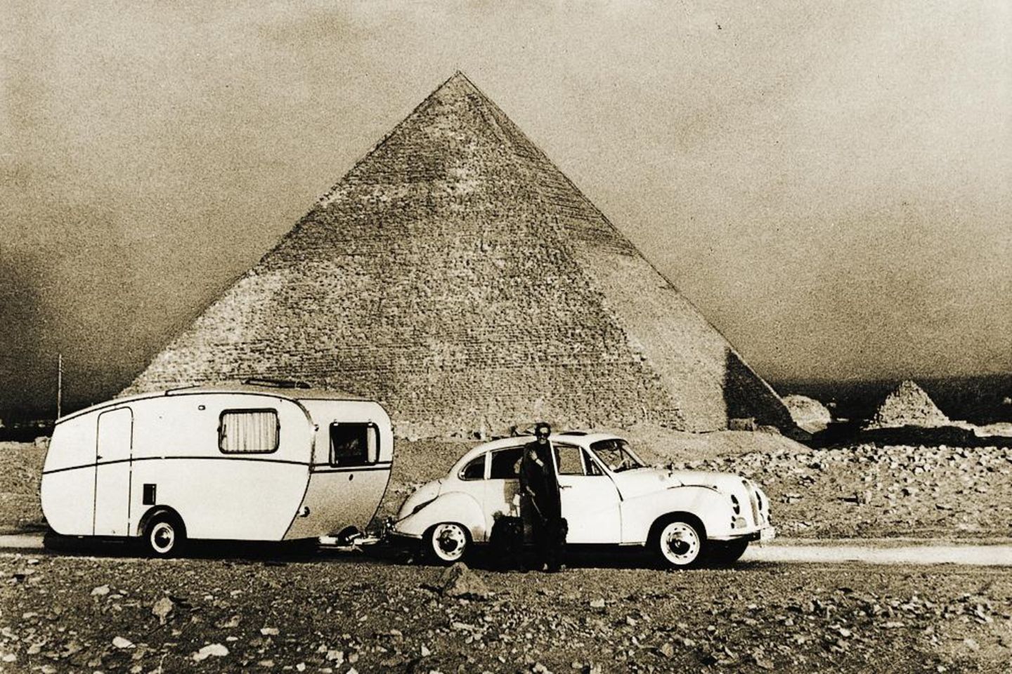 1959 tourt das Dethleffsche Gespann durch Ägypten. Familie Dethleffs unternimmt immer wieder lange Reisen mit dem eigenen Wohnwagen
