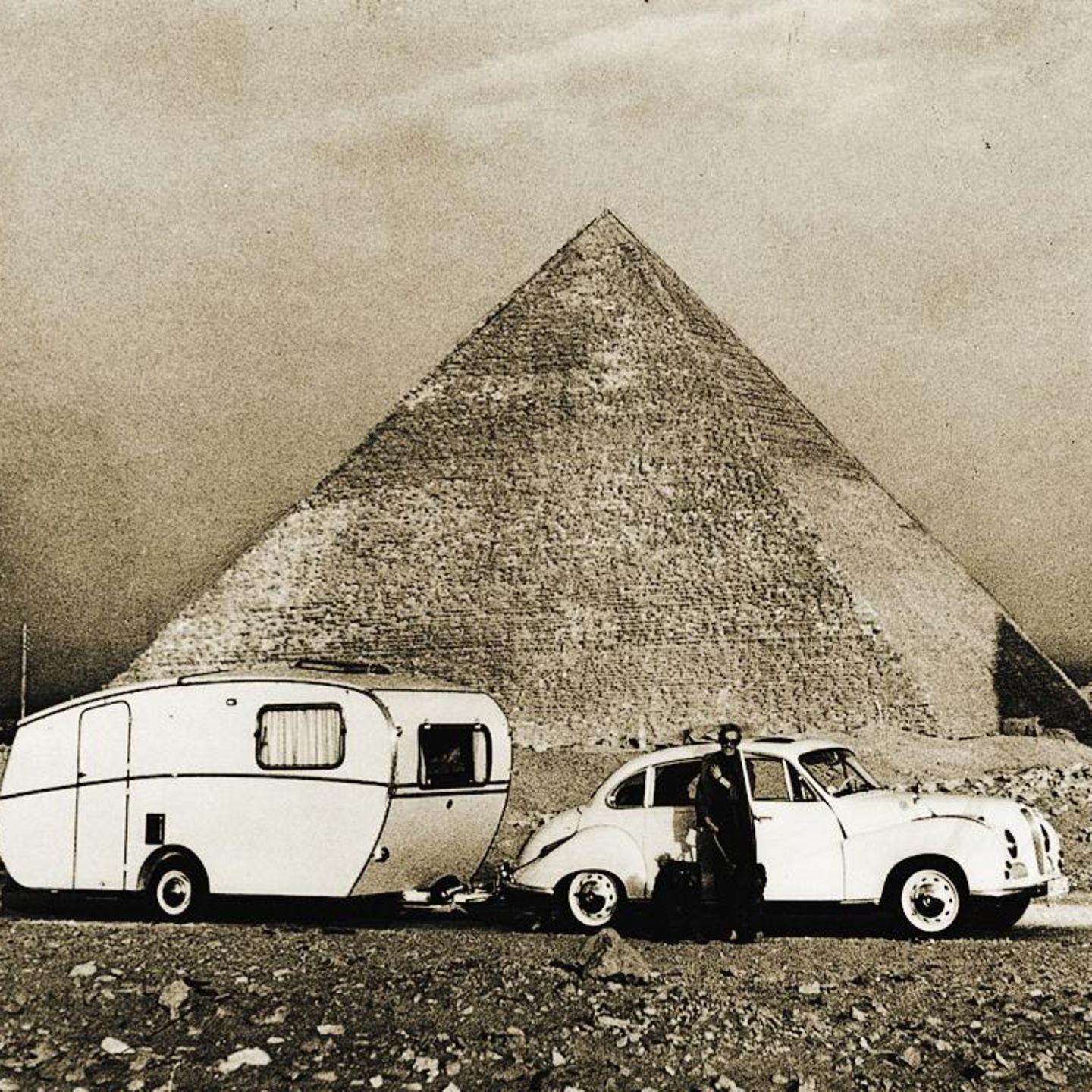 1959 tourt das Dethleffsche Gespann durch Ägypten. Familie Dethleffs unternimmt immer wieder lange Reisen mit dem eigenen Wohnwagen