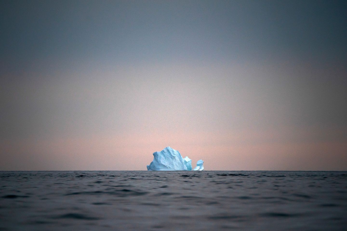 Schwimmender Eisberg in Grönland