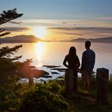 Paar blickt bei Sonnenuntergang auf dem Abercrombie State Park