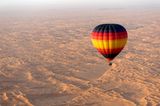 Heißtluftballno fliegt über das Dubai Desert Conservation Reserve
