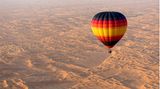 Heißtluftballno fliegt über das Dubai Desert Conservation Reserve