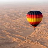 Heißtluftballno fliegt über das Dubai Desert Conservation Reserve