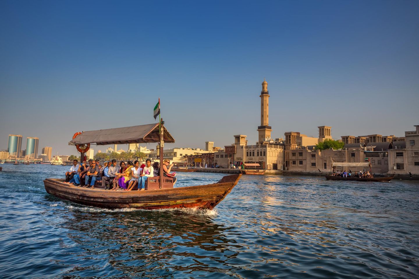 Abra mit Fahrgästen am Bay Creek in Dubai