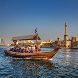 Abra mit Fahrgästen am Bay Creek in Dubai