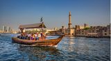Abra mit Fahrgästen am Bay Creek in Dubai