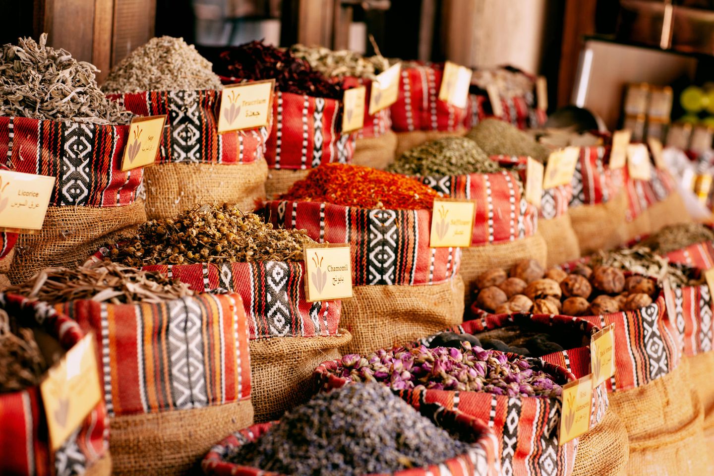 Gewürze in Jutesäcken auf dem Spice Market in Dubai