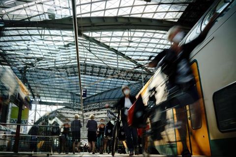 Reisende an einem Bahnsteig