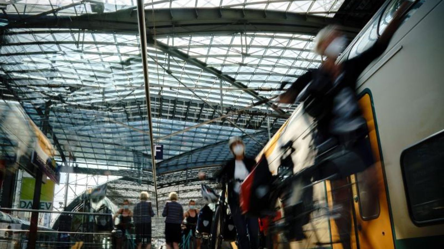 Reisende an einem Bahnsteig