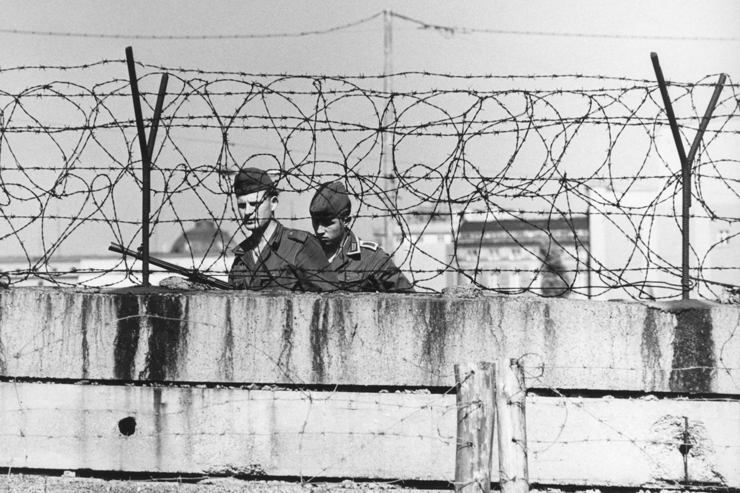Innerdeutsche Grenze, Angehörige der NVA an der Mauer, Berlin, 1967