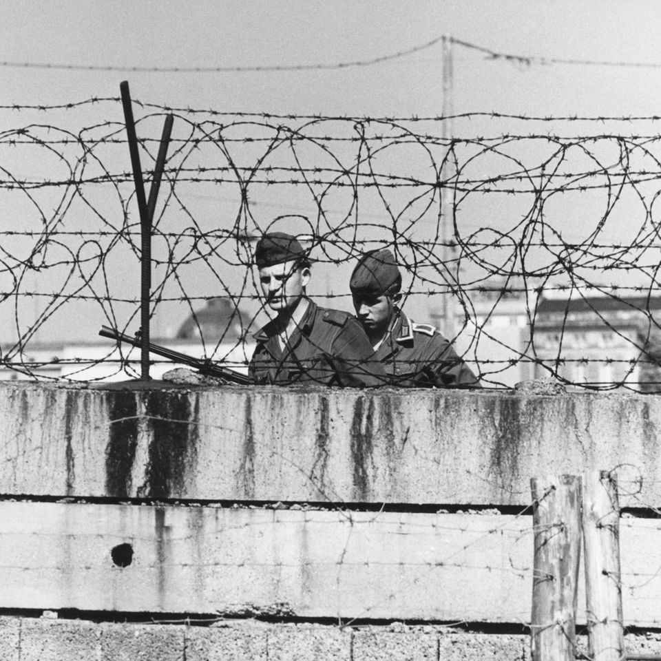 Innerdeutsche Grenze, Angehörige der NVA an der Mauer, Berlin, 1967