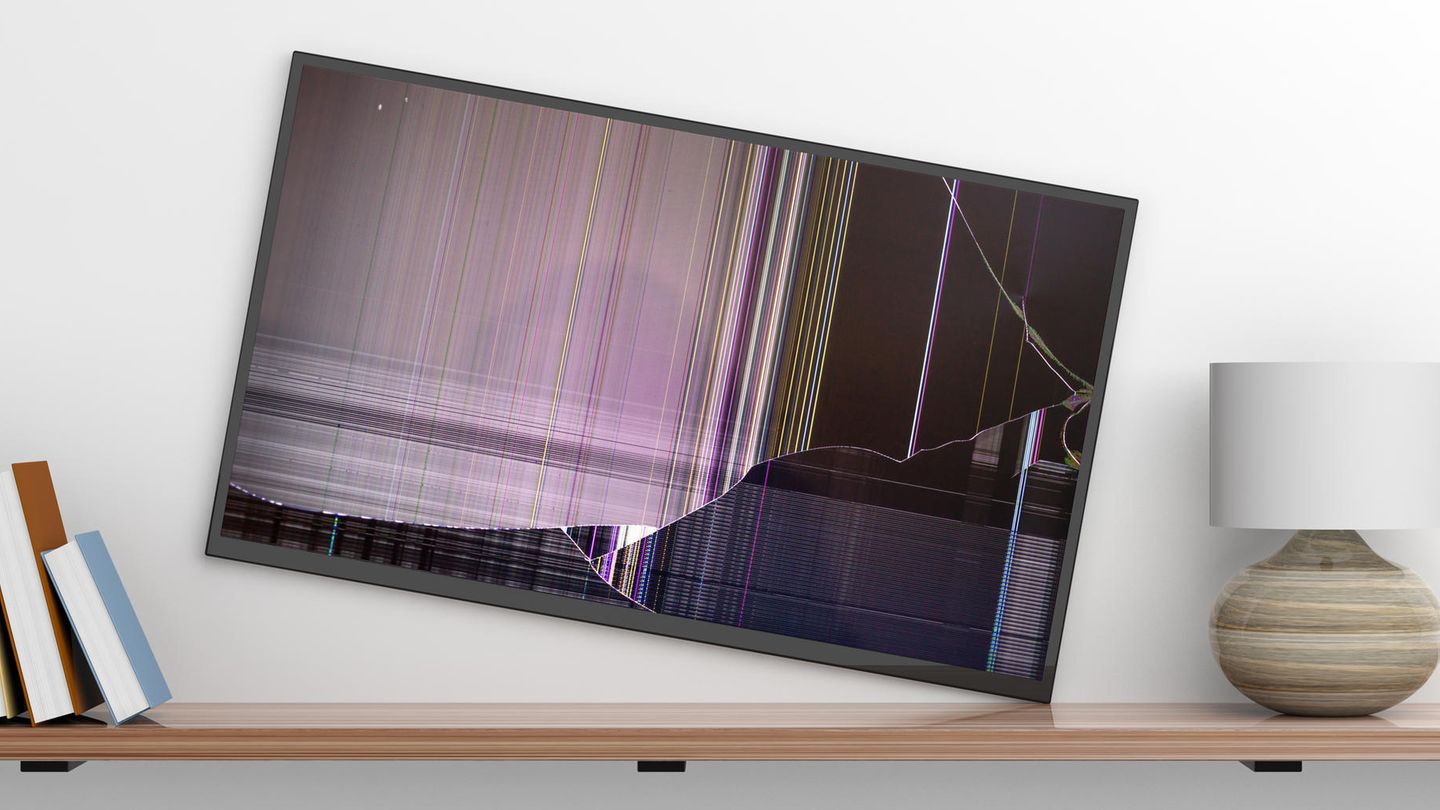 Kapputer Fernseher steht schief vor einer Wand