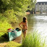Man hat die Loire gemächlich plätschern lassen: Sie ist einer der wenigen unberührten Flüsse Westeuropas. Wer ihr folgt, passiert elegante Schlösser und üppige Landschaften. An den Ufern der zahlreichen Nebenflüsschen findet jeder ein ruhiges Fleckchen zum Baden und Picknicken - am besten mit Blick auf das prachtvolle Wasserschloss Chenonceau, das den Cher überbrückt.