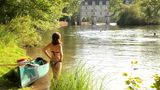 Man hat die Loire gemächlich plätschern lassen: Sie ist einer der wenigen unberührten Flüsse Westeuropas. Wer ihr folgt, passiert elegante Schlösser und üppige Landschaften. An den Ufern der zahlreichen Nebenflüsschen findet jeder ein ruhiges Fleckchen zum Baden und Picknicken - am besten mit Blick auf das prachtvolle Wasserschloss Chenonceau, das den Cher überbrückt.