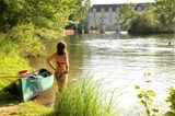 Man hat die Loire gemächlich plätschern lassen: Sie ist einer der wenigen unberührten Flüsse Westeuropas. Wer ihr folgt, passiert elegante Schlösser und üppige Landschaften. An den Ufern der zahlreichen Nebenflüsschen findet jeder ein ruhiges Fleckchen zum Baden und Picknicken - am besten mit Blick auf das prachtvolle Wasserschloss Chenonceau, das den Cher überbrückt.