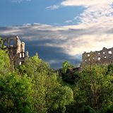 Blick auf die Burgruine auf Berg Oydin
