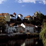 Burgruine Hals thront hoch über der Ilzpromenade in Passau