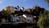 Burgruine Hals thront hoch über der Ilzpromenade in Passau