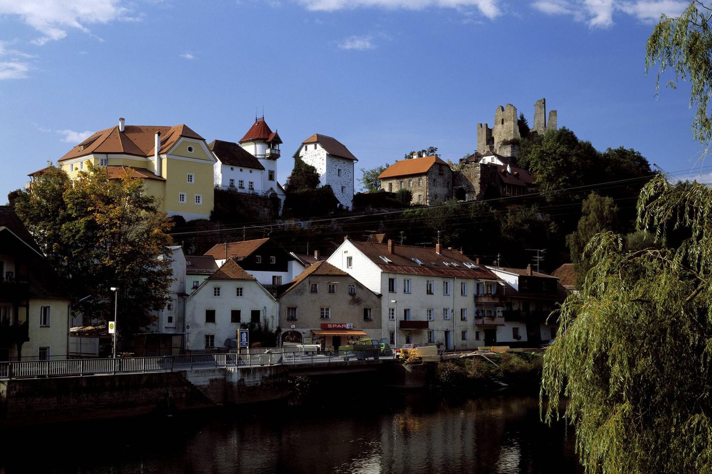 Burgruine Hals thront hoch über der Ilzpromenade in Passau
