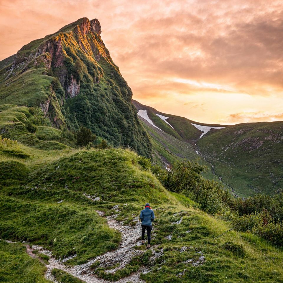 Viele Wege führen auf die Allgäuer Rote Spitze, etwa die auf den steilen Wiesen der Südflanke