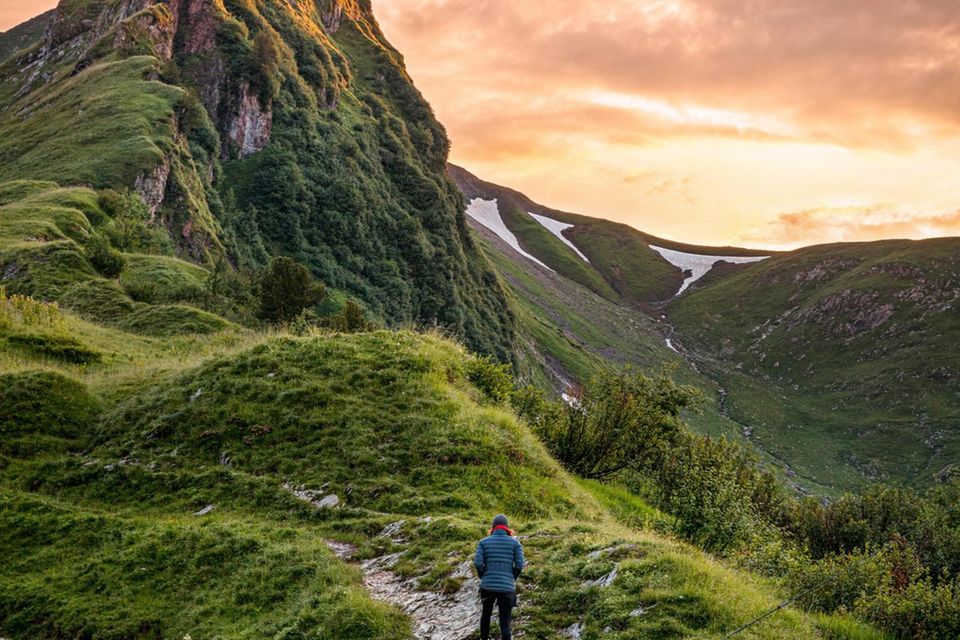 Viele Wege führen auf die Allgäuer Rote Spitze, etwa die auf den steilen Wiesen der Südflanke  0.7822