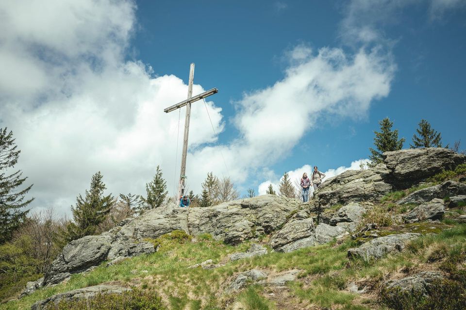 Der erste Gipfelsturm: Den Mühlriegel mit seinem Kreuz erreicht man schon nach einer halben Stunde