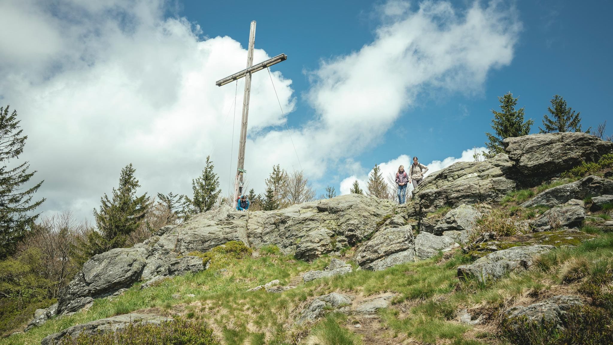 Bayerischer Wald, Achttausender, Gipfel Mühlriegel, Wanderer Der erste Gipfelsturm: Den Mühlriegel mit seinem Kreuz erreicht man schon nach einer halben Stunde