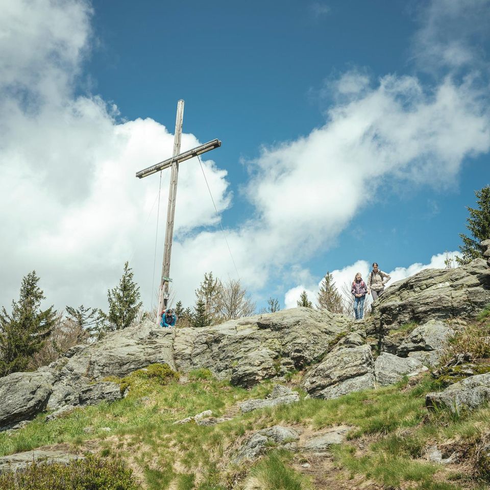 Der erste Gipfelsturm: Den Mühlriegel mit seinem Kreuz erreicht man schon nach einer halben Stunde