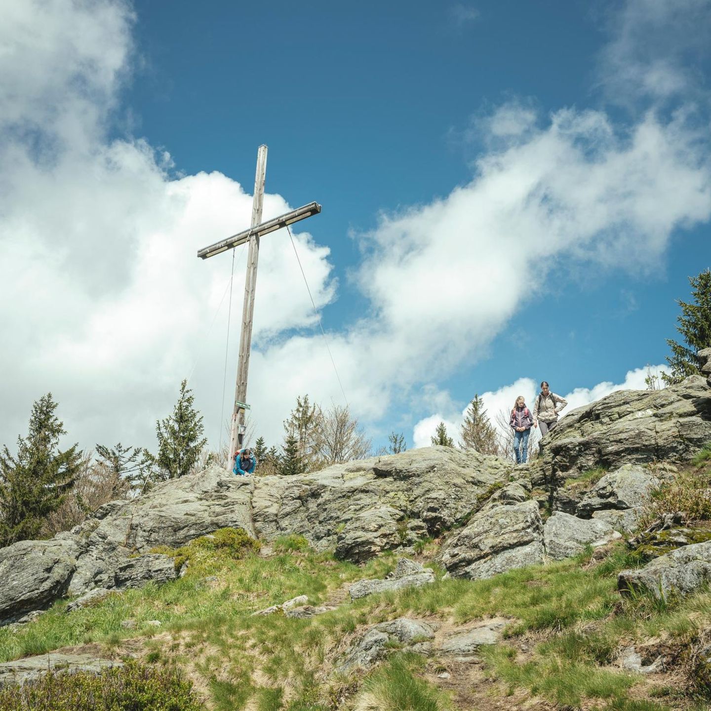 Der erste Gipfelsturm: Den Mühlriegel mit seinem Kreuz erreicht man schon nach einer halben Stunde