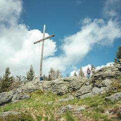 Der erste Gipfelsturm: Den Mühlriegel mit seinem Kreuz erreicht man schon nach einer halben Stunde