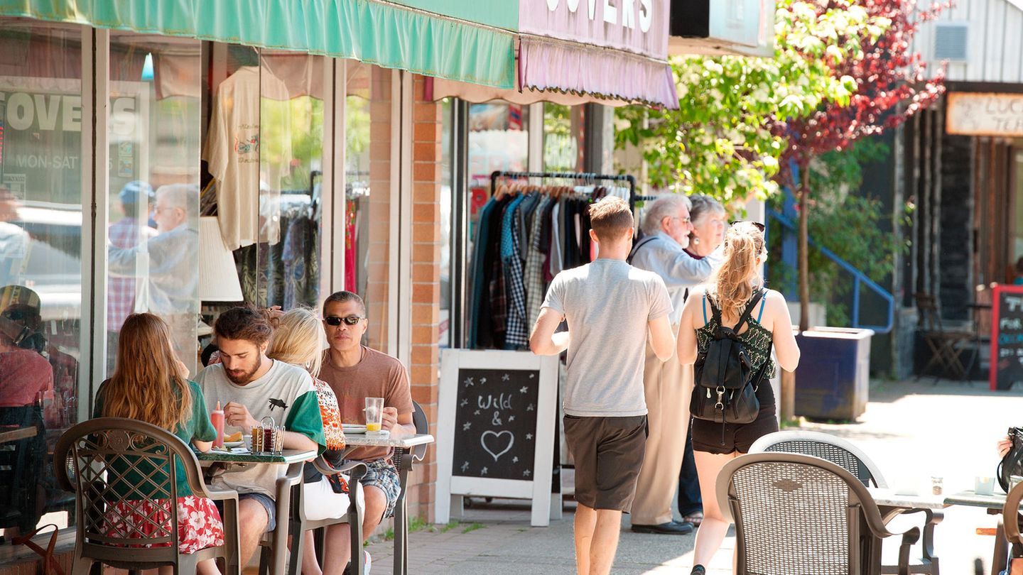 Squamish Downtown entdecken Cleveland Ave in Squamisch an einem Sommertag