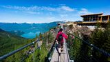 Mann läuft über dei Sky Pilot Hängebrücke in Squamish