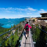 Mann läuft über dei Sky Pilot Hängebrücke in Squamish