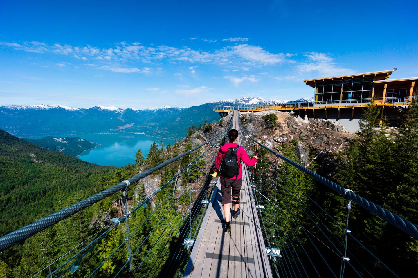 Mann läuft über dei Sky Pilot Hängebrücke in Squamish