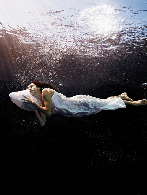 Frau schwebt im Traum