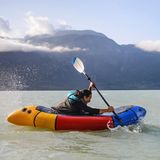 Frau paddelt im Howe Sound Bay