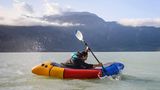 Frau paddelt im Howe Sound Bay
