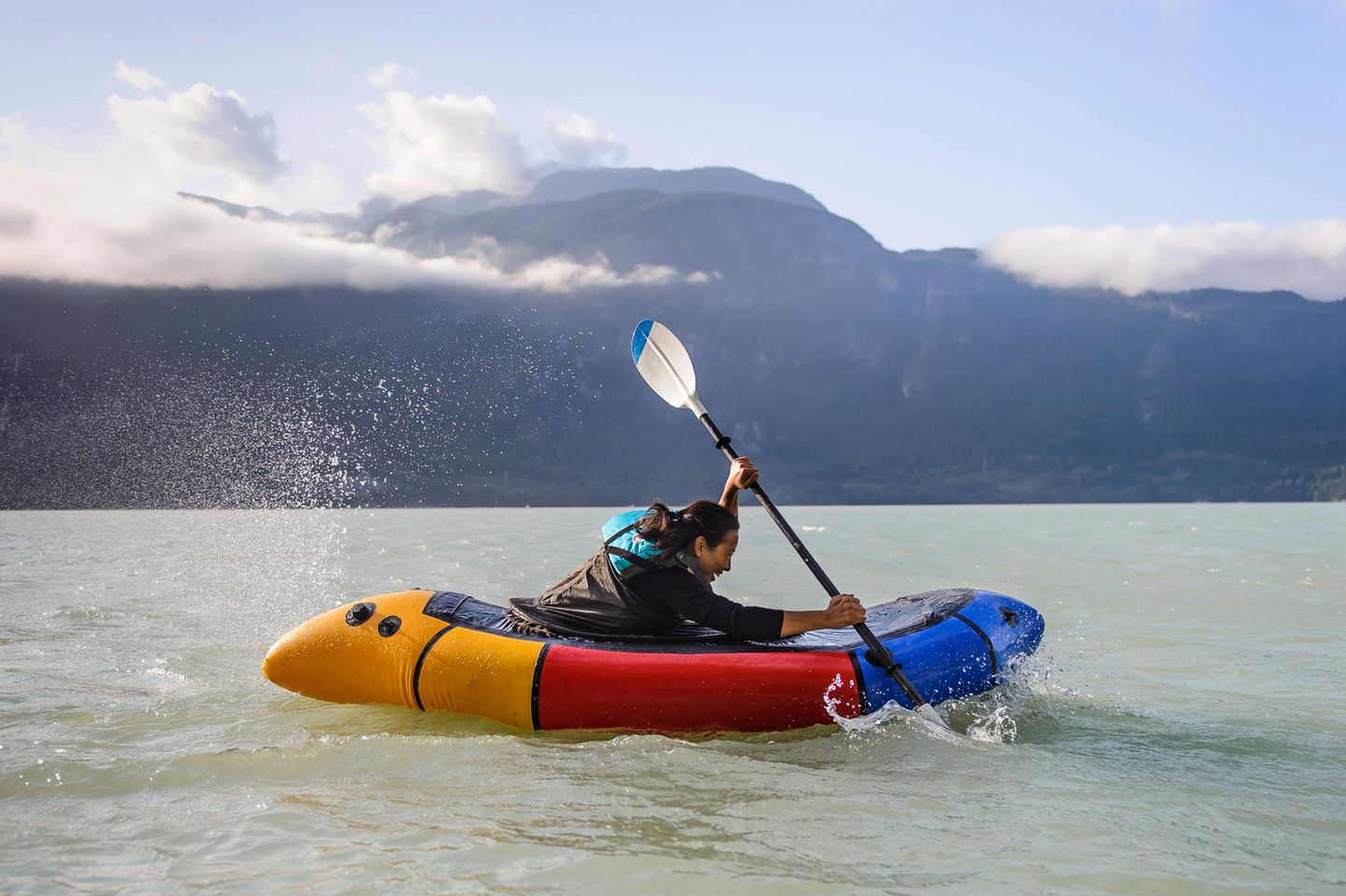 Vom Squamish River nach Howe Sound Frau paddelt im Howe Sound Bay