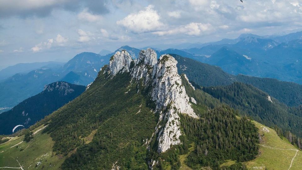 Höhenflüge am Ende der Chiemgautour: Paraglider nutzen den Aufwind über der Kampenwand