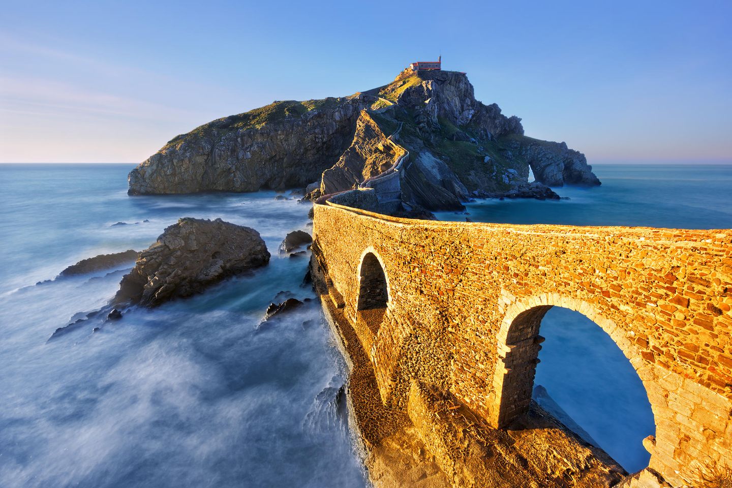 San Juan de Gaztelugatxe im Basenkanland bei Sonnenuntergang