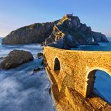 San Juan de Gaztelugatxe im Basenkanland bei Sonnenuntergang