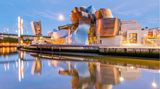 Es liegt wie ein Schiff auf dem Trockenen über den Flussufern des Nervión und schiebt sich mit einer Galerie unter die benachbarte Brücke: das 1997 eröffnete Guggenheim-Museum für moderne und zeitgenössische Kunst. Mit dem titanüberzogenen Bau nahm Architekt Frank O. Gehry seinerzeit die Zukunft vorweg. Doch Bilbao hat noch mehr zu bieten. Sehenswert sind auch die Altstadt, die Flusspromenade, die Markthalle, das Museum der Schönen Künste, die Basilika Begoña und sogar das Fußballstadion. Auf dem Rasen von Athletic Bilbao dürfen nur Ballkünstler spielen, die aus dem Baskenland stammen oder dort ausgebildet wurden. Das zeugt von Selbstbewusstsein und schafft Identifikation.