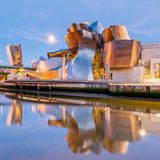 Es liegt wie ein Schiff auf dem Trockenen über den Flussufern des Nervión und schiebt sich mit einer Galerie unter die benachbarte Brücke: das 1997 eröffnete Guggenheim-Museum für moderne und zeitgenössische Kunst. Mit dem titanüberzogenen Bau nahm Architekt Frank O. Gehry seinerzeit die Zukunft vorweg. Doch Bilbao hat noch mehr zu bieten. Sehenswert sind auch die Altstadt, die Flusspromenade, die Markthalle, das Museum der Schönen Künste, die Basilika Begoña und sogar das Fußballstadion. Auf dem Rasen von Athletic Bilbao dürfen nur Ballkünstler spielen, die aus dem Baskenland stammen oder dort ausgebildet wurden. Das zeugt von Selbstbewusstsein und schafft Identifikation.