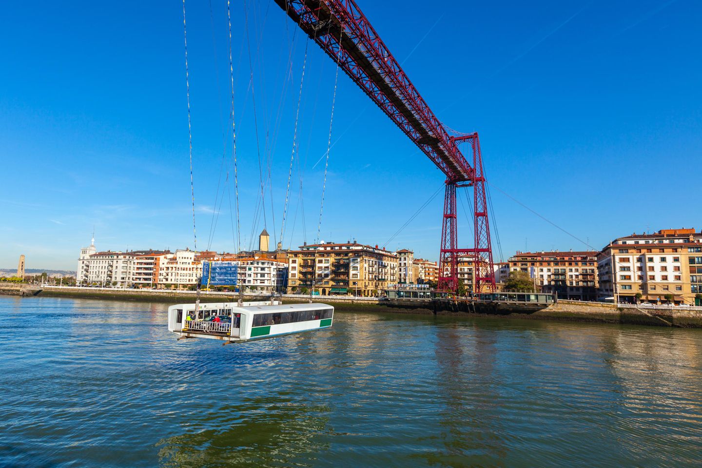 Puente Bizkaia über dem Fluss Nervión in Bilbao im Baskenand
