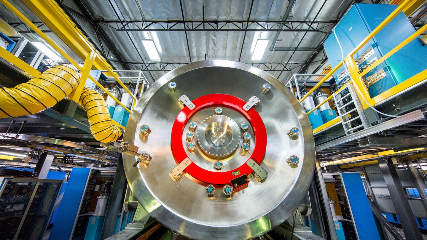 Energie der Zukunft: In einer unscheinbaren Fabrikhalle nahe Los Angeles steht "Norman", die aktuelle Ausbaustufe des Fusionsreaktors von TAE Technologies. Im Juli 2017 produzierte die Maschine ihr erstes Plasma, nun soll sie bald durch einen größeren Testreaktor namens "Copernicus" abgelöst werden. In einer unscheinbaren Fabrikhalle nahe Los Angeles steht "Norman", die aktuelle Ausbaustufe des Fusionsreaktors von TAE Technologies. Im Juli 2017 produzierte die Maschine ihr erstes Plasma, nun soll sie bald durch einen größeren Testreaktor namens "Copernicus" abgelöst werden.