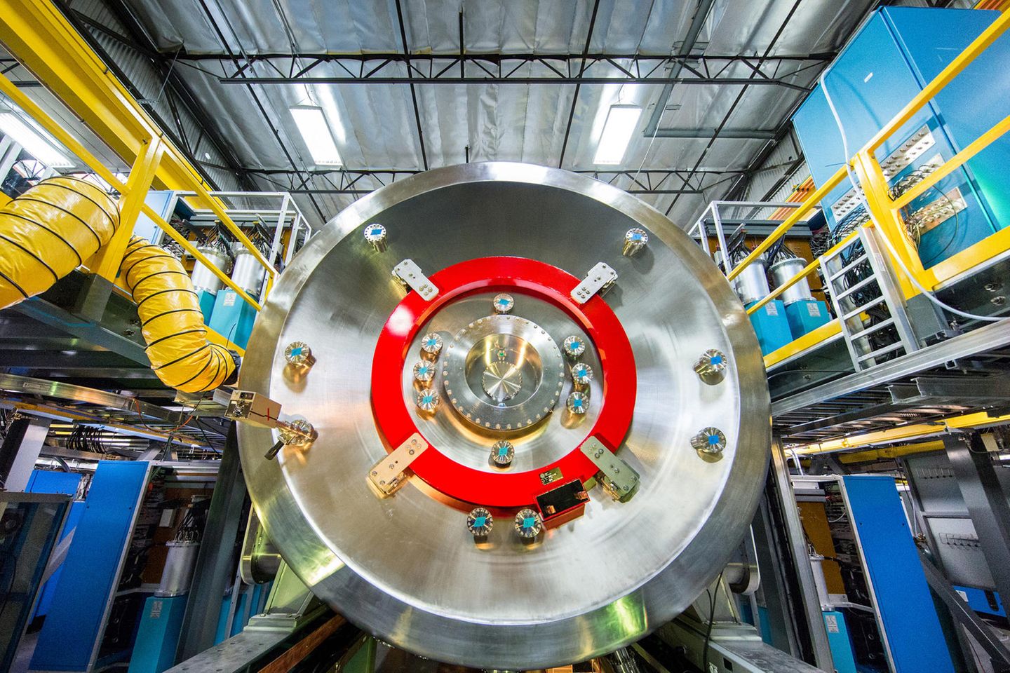 In einer unscheinbaren Fabrikhalle nahe Los Angeles steht "Norman", die aktuelle Ausbaustufe des Fusionsreaktors von TAE Technologies. Im Juli 2017 produzierte die Maschine ihr erstes Plasma, nun soll sie bald durch einen größeren Testreaktor namens "Copernicus" abgelöst werden.
