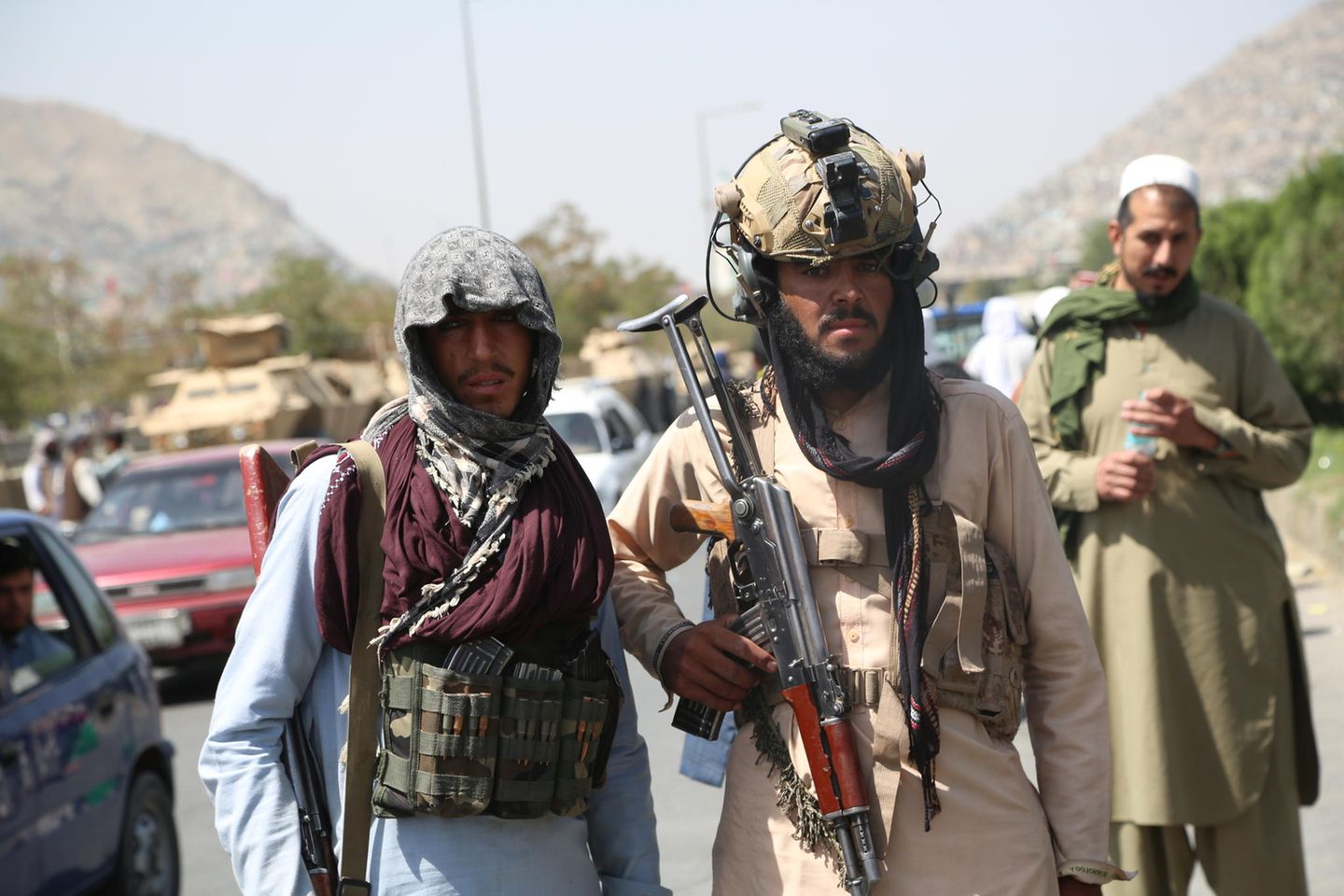 Machtübernahme: Bewaffnete Kämpfer der Taliban marschieren am 16. August 2021 durch die afghanische Hauptstadt Kabul